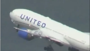 Lietadlo stratilo krátko po vzlete koleso. Poškodilo autá na parkovisku