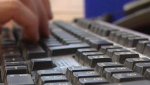 Robotický hlas a zvláštne pohyby. Ako rozpoznať deepfake videá?