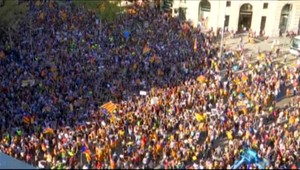 Katalánsky parlament schválil rezolúciu o nezávislosti. Poslancov podporovali skandujúci ľudia