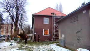 Obyvateľom paneláka načierno rozoberajú strechu nad hlavou