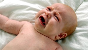 Policajti našli rodičov opitých, 3-mesačné dieťa v zúboženom stave!