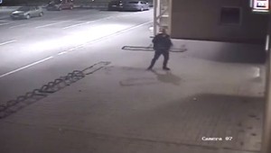 VIDEO: Peniaze chcel dostať z bankomatu stojanom na bicykle. Mladíka už vypátrali