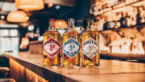 Írska whiskey Powers ukázala svoj nový imidž