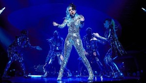 VIDEO: Hrôza na koncerte! Lady Gaga spadla z pódia priamo na chrbát!