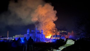 Vo Zvolene došlo k požiaru výrobnej haly, celý objekt zachvátili plamene