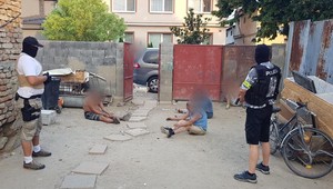Pri rozsiahlej protidrogovej razii v Bratislave zadržali policajti z NAKA vyše dvadsať ľudí