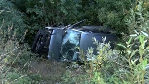 Auto vyletelo z cesty a niekoľkokrát sa prevrátilo. Mladík z neho vypadol a zostal zakliesnený pod ním