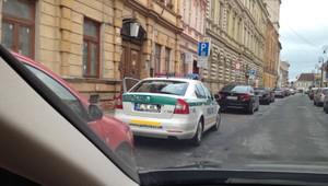 tvojenoviny: Policajti parkujú na mieste pre vozíčkarov