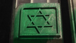 Traja Srbi, ktorí posprejovali židovské objekty, sú obvinení z vandalizmu