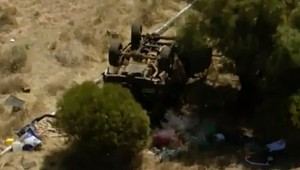 Rodičia zomreli pri nehode, tri malé deti boli s ich telami 55 hodín!