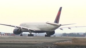 Nie som kvalifikovaný na pristátie, oznámil pilot cestujúcim. Lietadlo musela prebrať iná posádka