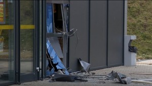 Silná explózia pri potravinách. Z bankomatu zmizli desiatky tisíc eur