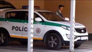 Nočný zásah policajtov. Nezhody v rodine sa premenili v boj o život