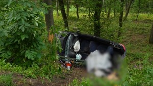 Pri nehode auta v lese zahynula matka. Syna previezli vrtuľníkom do nemocnice