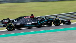 VC Maďarska: Hamilton s druhou výhrou v sezóne. Vynikajúce umiestnenie Verstappena