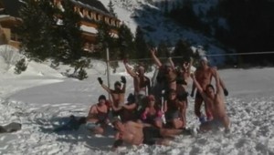 Otužilci v Tatrách. Na ľade hrali arktický volejbal