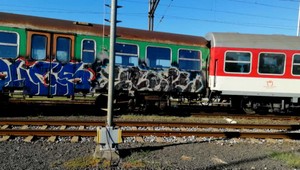 V Senici sa vykoľajil vlak. Vagón mimo koľají poškodil ďalšie vozne