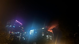 Dramatický večer: V Ružinove horel bytový dom, pri požiari zomrel človek