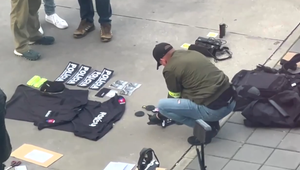 NAKA v hoteli zaistila arzenál v podobe policajnej výbavy