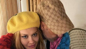 Už sa neskrývajú! Speváčka a o 15 rokov starší režisér a herec  na prechádzke v objatí!