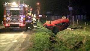 Matka s dvomi deťmi skončila s autom na streche, pár metrov pred cieľom