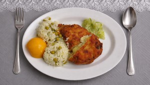 Kurací Gordon Blue, ryža s hráškom