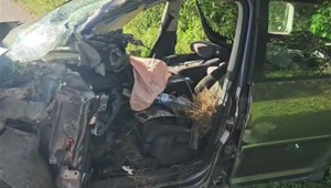 Vážna nehoda pri Lehote nad Rimavicou: Auto sa zrazilo s kamiónom prevážajúcim drevo