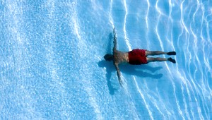 Erika (15) s otcom (35) zasiahol v bazéne elektrický prúd