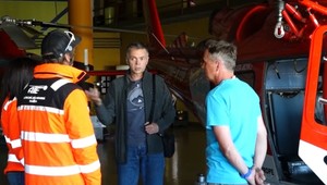 Prežil 200-metrový pád, teraz sa prišiel poďakovať svojim záchrancom