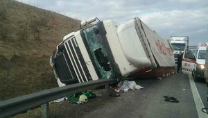 FOTO: Na D1 došlo k vážnej nehode. Kamión skončil v priekope