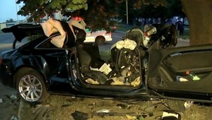 Vážna nehoda v Košiciach. Mladíci na luxusnom aute vrazili do stromu