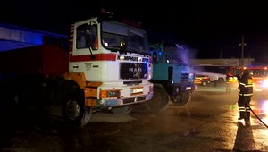 Pri rybníku vypukol požiar. Horeli viaceré vozidlá