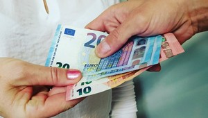 Ministerstvo spravodlivosti prvýkrát odmenilo nahlasovateľa korupcie. Mnohí ho za tento čin odsudzujú