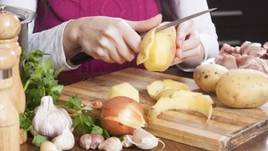 Otravné čistenie zemiakov: Očistite ich bez škrabky, len rukami!