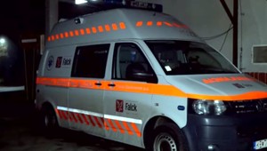 Po drsnom útoku štvorice detí spadla žena z mosta. Policajti ale obvinili len jedného