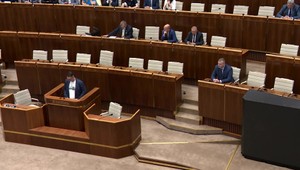 Ťažká doba doľahla aj na prevádzku parlamentu. Poslanci budú možno musieť rokovať bez klimatizácie