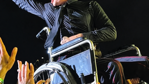 Hviezdny spevák šokoval! Koncert odspieval na invalidnom vozíku!