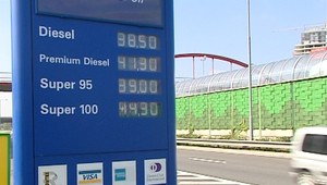 Benzín aj nafta majú od utorka zlacnieť o 30 halierov