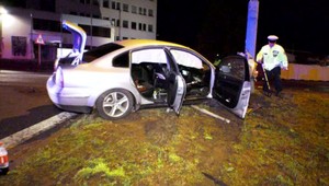 Vo Zvolene sa v noci naháňali policajti s autom. Po náraze do lampy ušiel