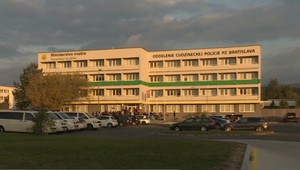 Nová budova cudzineckej polície situáciu nezmenila. Aj pred ňou sú dlhé rady