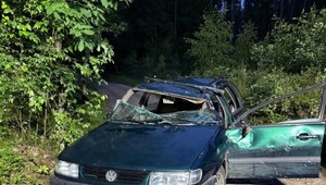 Auto s deviatimi mladými ľuďmi havarovalo. V preplnenom vozidle zomrel 17-ročný chlapec