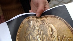 Sporná minca: Cyrilovi a Metodovi chýba svätožiara i kríž