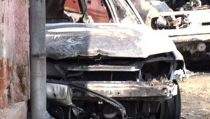 Nevinná hra sa skončila požiarom. Zaparkované autá zhoreli na dvore, hrali sa v nich deti