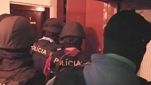 AUTENTICKÉ VIDEO: Policajtka súčasťou zločineckého gangu