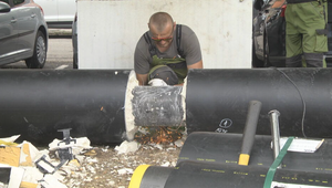 Neľahká výmena potrubia. Opravy komplikuje trať aj podzemný potok