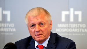 Pavlisa načapali na drobnosti. Mal odísť skôr, myslí si Jurinová z OĽaNO