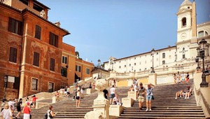 Na Španielske schody v Ríme si už sadnúť viac nebudete chcieť. Policajti vydali nový zákaz