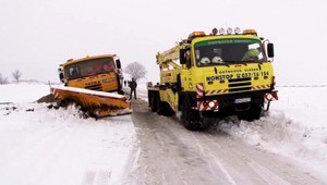 Príprava na zimnú sezónu. Čo robiť, keď na ceste stretnete posypové auto
