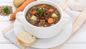 Rýchla polievka z bežných surovín, ktorá je ako teplé objatie: Tento recept musíte vyskúšať!