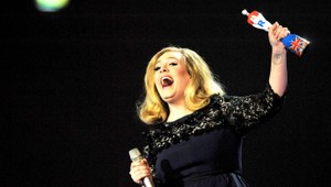 Speváčka Adele (23) kraľovala Brit Awards. Ukázala prostredník